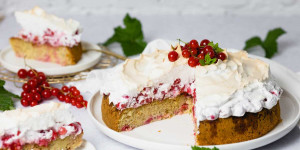 Beitragsbild des Blogbeitrags Johannisbeerkuchen mit Baiser aus Rührteig 