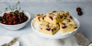 Beitragsbild des Blogbeitrags Omas Kirsch-Streuselkuchen vom Blech aus Rührteig