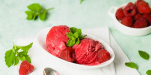 Beitragsbild des Blogbeitrags Himbeersorbet selber machen mit der Eismaschine 