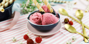 Beitragsbild des Blogbeitrags Bestes, cremiges Himbeereis ohne Ei aus der Eismaschine