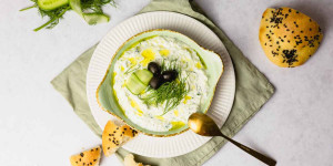 Beitragsbild des Blogbeitrags Tsatsiki selber machen mit Joghurt und Gurken