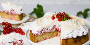 Beitragsbild des Blogbeitrags Johannisbeerkuchen mit Baiser aus Rührteig 