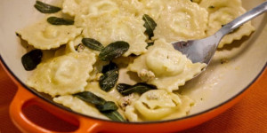 Beitragsbild des Blogbeitrags Selbst gemachte Ravioli mit Zucchini, Ricotta und Prosciutto in Salbeibutter 