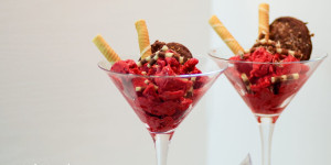 Beitragsbild des Blogbeitrags Himbeer-Kokos-Eis ohne Ei aus Eis genießen 