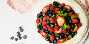 Beitragsbild des Blogbeitrags Pavlova Torte mit Beeren, eine Baiser-Torte
