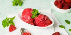 Beitragsbild des Blogbeitrags Himbeersorbet selber machen mit der Eismaschine 