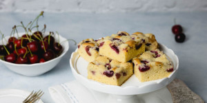 Beitragsbild des Blogbeitrags Omas Kirsch-Streuselkuchen vom Blech aus Rührteig
