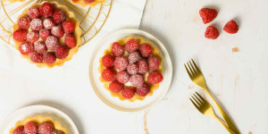 Beitragsbild des Blogbeitrags Himbeertörtchen mit Mürbteig und Vanillecreme aus Unser heimisches Superfood