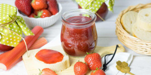 Beitragsbild des Blogbeitrags Erdbeer-Rhabarber-Marmelade mit Vanille und wenig Zucker 