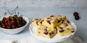 Beitragsbild des Blogbeitrags Omas Kirsch-Streuselkuchen vom Blech aus Rührteig