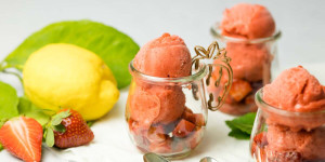 Beitragsbild des Blogbeitrags Erdbeersorbet mit der Eismaschine selber machen ohne Ei 