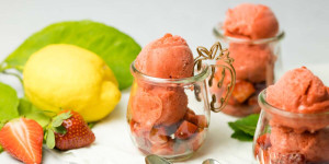 Beitragsbild des Blogbeitrags Erdbeersorbet mit der Eismaschine selber machen ohne Ei