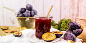 Beitragsbild des Blogbeitrags Feine Zwetschgenmarmelade nach Omas Rezept: optional mit Zimt, Rum oder Vanille