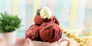 Beitragsbild des Blogbeitrags Cremiges Brombeereis mit Sahne aus der Eismaschine ohne Ei