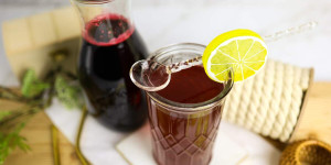 Beitragsbild des Blogbeitrags Holunderbeerensirup selber machen aus Saft