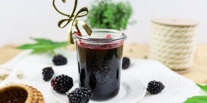 Beitragsbild des Blogbeitrags Brombeermarmelade ohne Kerne, Brombeerkonfitüre selber machen 