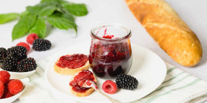 Beitragsbild des Blogbeitrags Himbeer Brombeer Marmelade ohne Kerne 