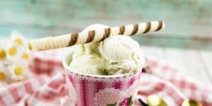 Beitragsbild des Blogbeitrags Cremiges, italienisches Vanilleeis ohne Ei selber machen