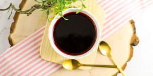Beitragsbild des Blogbeitrags Holundergelee nach Omas Rezept ohne Kerne