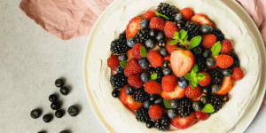 Beitragsbild des Blogbeitrags Pavlova Torte mit Beeren, eine Baiser-Torte