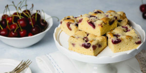 Beitragsbild des Blogbeitrags Omas Kirsch-Streuselkuchen vom Blech aus Rührteig