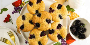 Beitragsbild des Blogbeitrags Brombeer Muffins mit Öl und Mandeln
