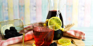 Beitragsbild des Blogbeitrags Brombeersirup selber machen mit und ohne Sirupzucker
