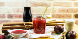 Beitragsbild des Blogbeitrags Pflaumenmarmelade mit Gelierzucker und optional Zimt, Rotwein oder Rum