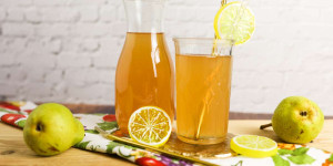 Beitragsbild des Blogbeitrags Birnensaft selber machen und einkochen ohne Zucker