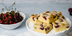 Beitragsbild des Blogbeitrags Omas Kirsch-Streuselkuchen vom Blech aus Rührteig