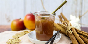 Beitragsbild des Blogbeitrags Omas Apfelmarmelade mit Zimt und Vanille, einfache Apfelkonfitüre 