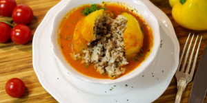 Beitragsbild des Blogbeitrags Gefüllte Paprika mit Hackfleisch und Reis in Tomatensoße nach Omas Rezept