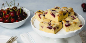 Beitragsbild des Blogbeitrags Omas Kirsch-Streuselkuchen vom Blech aus Rührteig