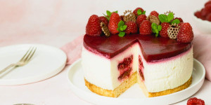 Beitragsbild des Blogbeitrags Himbeer Joghurt Torte mit Biskuitboden Rezept einfach