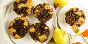 Beitragsbild des Blogbeitrags Birnen Muffins mit Streusel aus Schoko