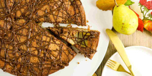 Beitragsbild des Blogbeitrags Omas Birnenkuchen mit frischen Birnen und Schoko