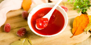 Beitragsbild des Blogbeitrags Kornelkirschen Marmelade, Dirndlmarmelade ohne Kerne selber machen