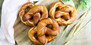 Beitragsbild des Blogbeitrags Laugenbrezel Rezept mit Trockenhefe