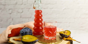Beitragsbild des Blogbeitrags Zwetschgenlikör selber machen mit Wodka