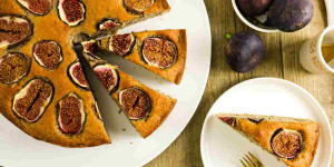 Beitragsbild des Blogbeitrags Feigenkuchen mit frischen Feigen und Walnüssen