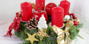 Beitragsbild des Blogbeitrags Adventskranz dekorieren, so geht es!