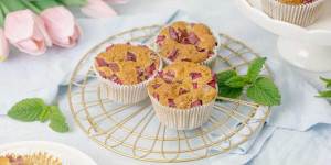 Beitragsbild des Blogbeitrags Rhabarber-Muffins mit Buttermilch selber machen