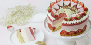 Beitragsbild des Blogbeitrags Köstliche Erdbeer Holunderblüten Torte selber machen 