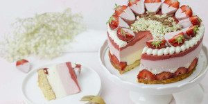 Beitragsbild des Blogbeitrags Köstliche Erdbeer Holunderblüten Torte selber machen