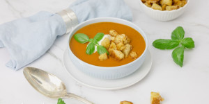 Beitragsbild des Blogbeitrags Italienische Tomatencremesuppe mit Parmesan Croutons selber machen