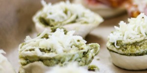 Beitragsbild des Blogbeitrags Rezept: Pizzaschnecken || Schinken-Käse & Pesto