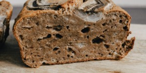 Beitragsbild des Blogbeitrags Rezept: Bananenbrot mit Nüssen 