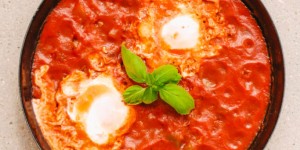 Beitragsbild des Blogbeitrags Shakshuka serviert in der RIESS Schlemmerpfanne 