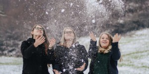 Beitragsbild des Blogbeitrags Schwestern-Shooting || Anna, Melly & Isi 