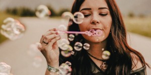 Beitragsbild des Blogbeitrags Seifenblasen-Shooting mit Anna